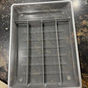 Mesh design silverware tray, gently used, no issues
